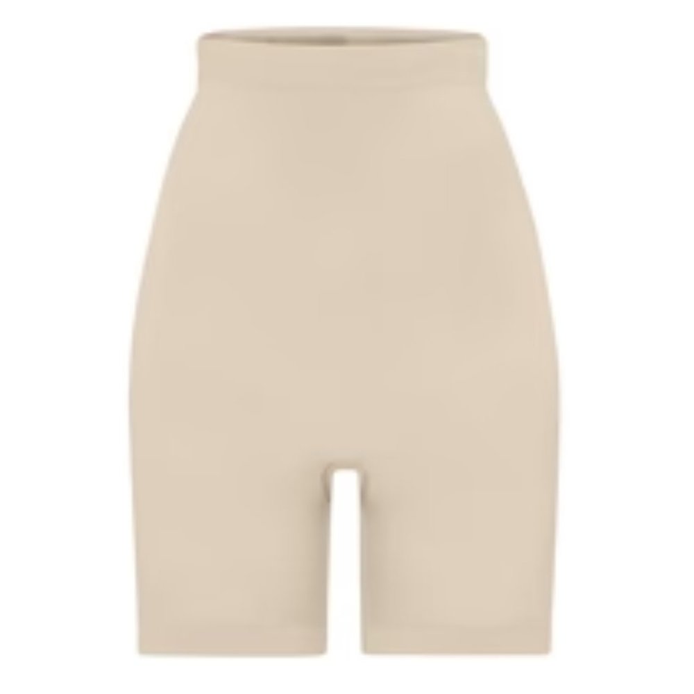 (1176) NWT - SKIMS high waist above the knee short